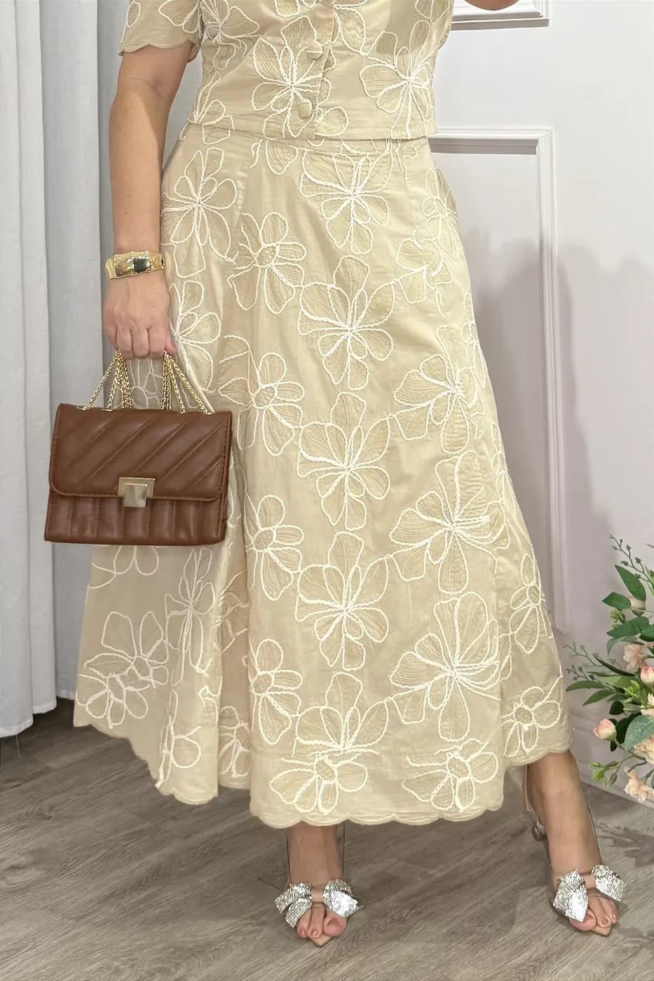 Conjunto bordado de saia midi e blusa bege
