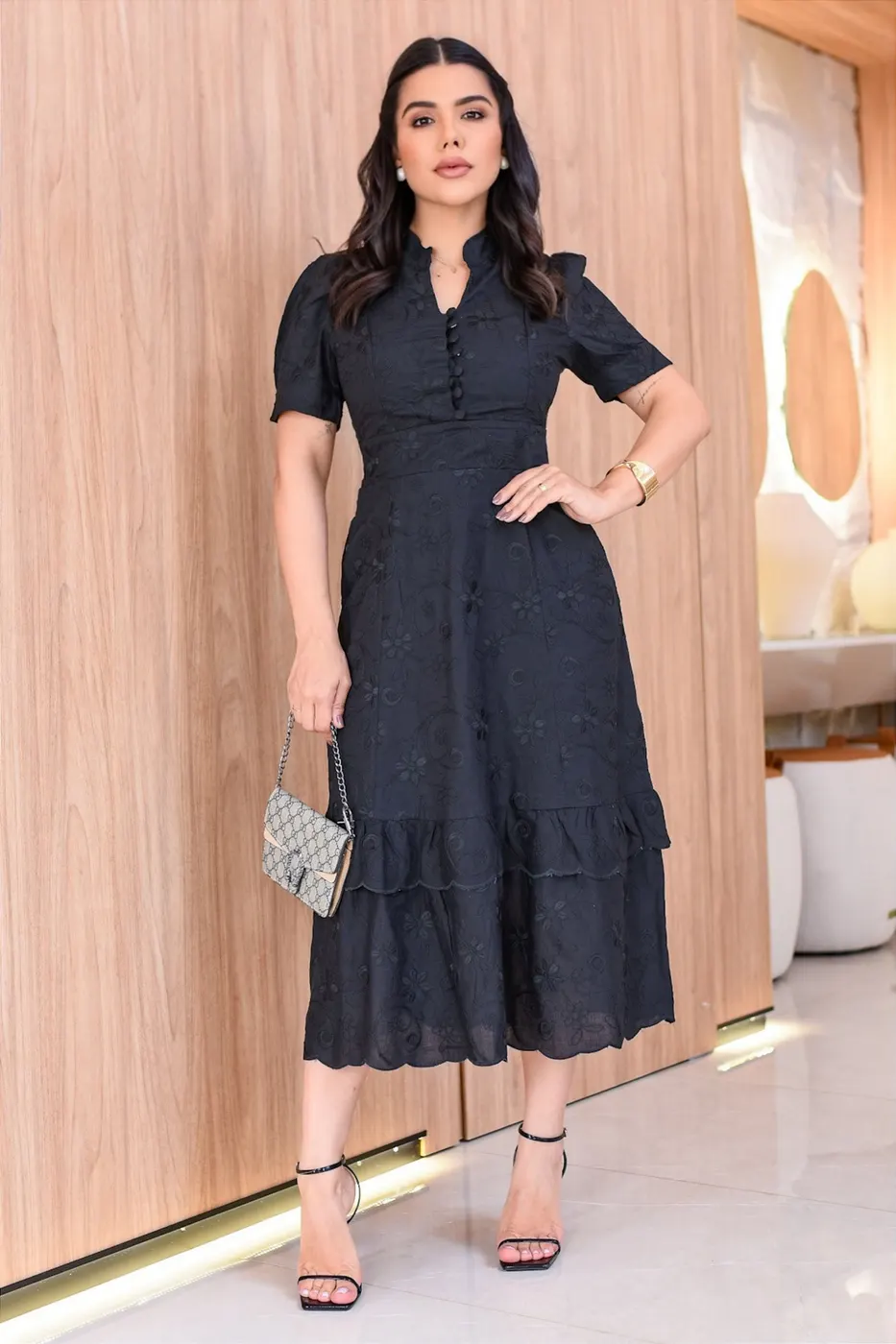Vestido Bordado com Botões Funcional Preto Midi