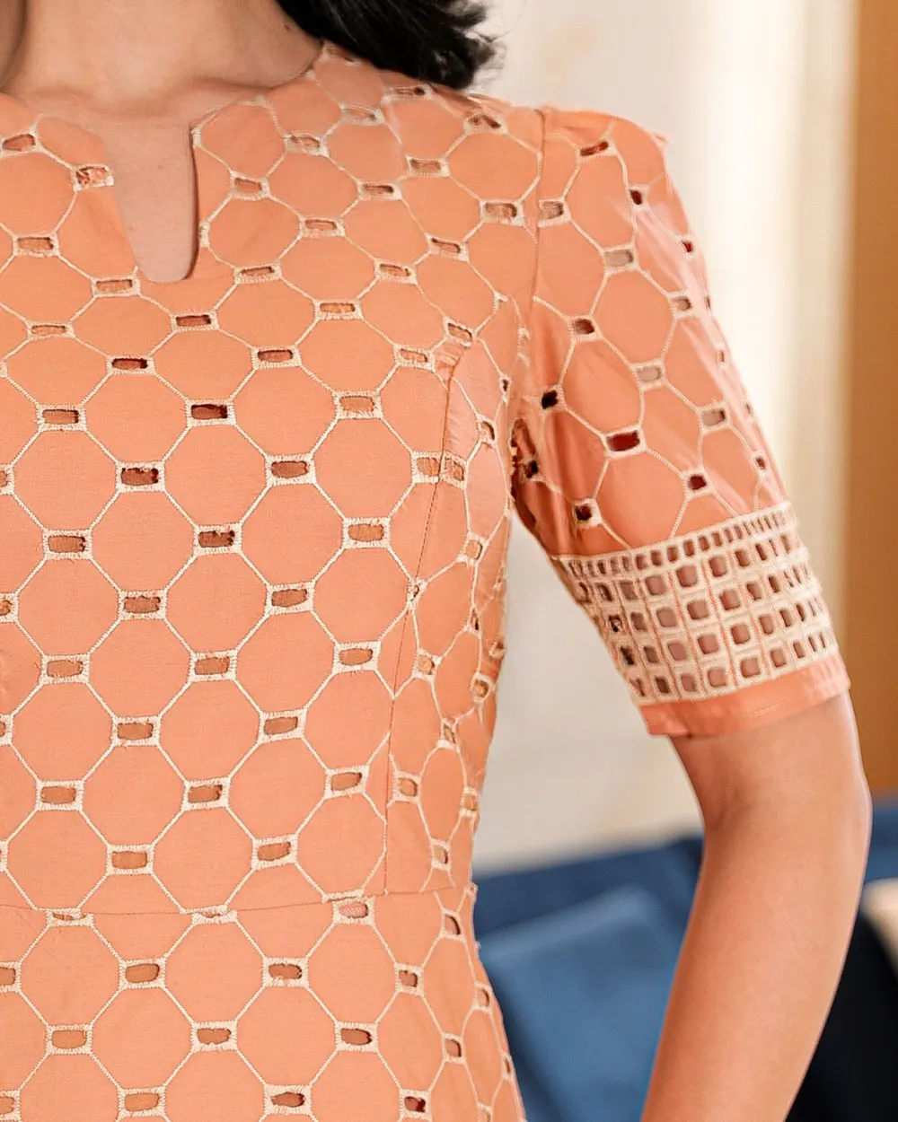 Vestido Bordado Geométrico Bege Avelã Midi