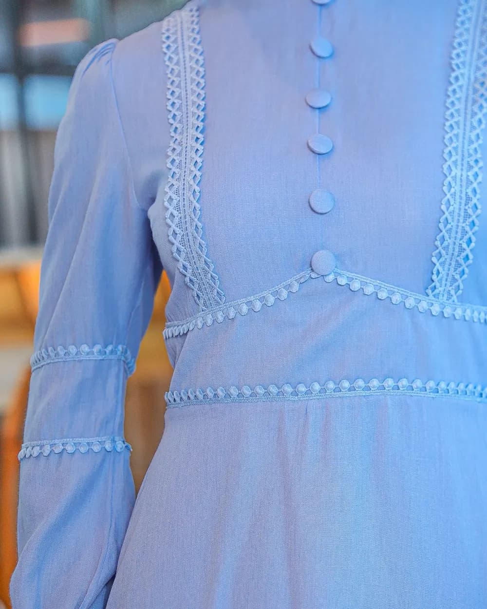 Vestido com duas camadas na saia, botões fake Azul Sereno