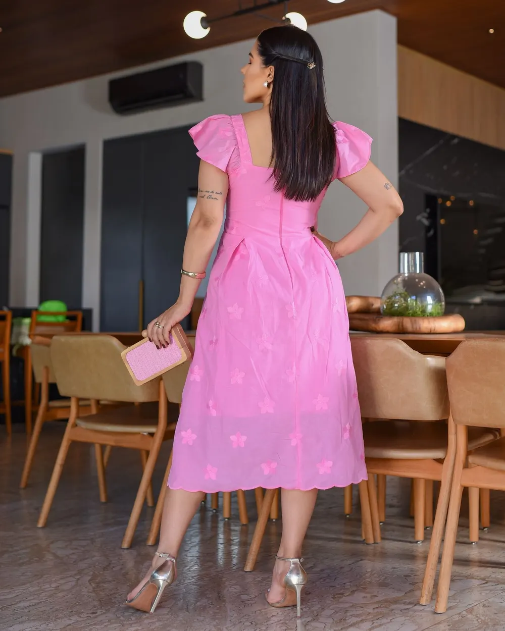 Vestido de alça com babado e saia de Pegras Rosa Persa