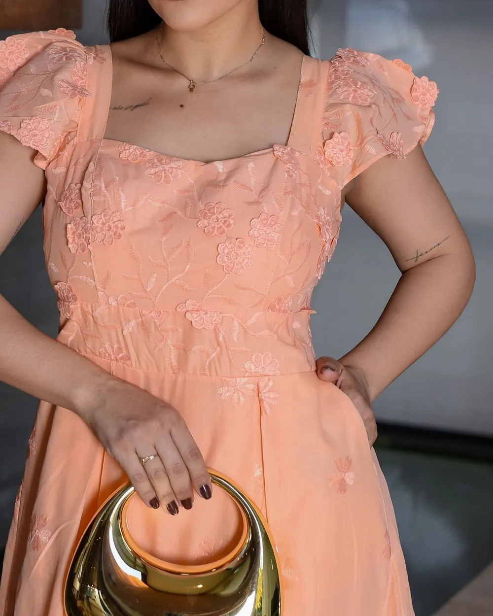 Vestido de alça com babado e saia de Pegras Salmão