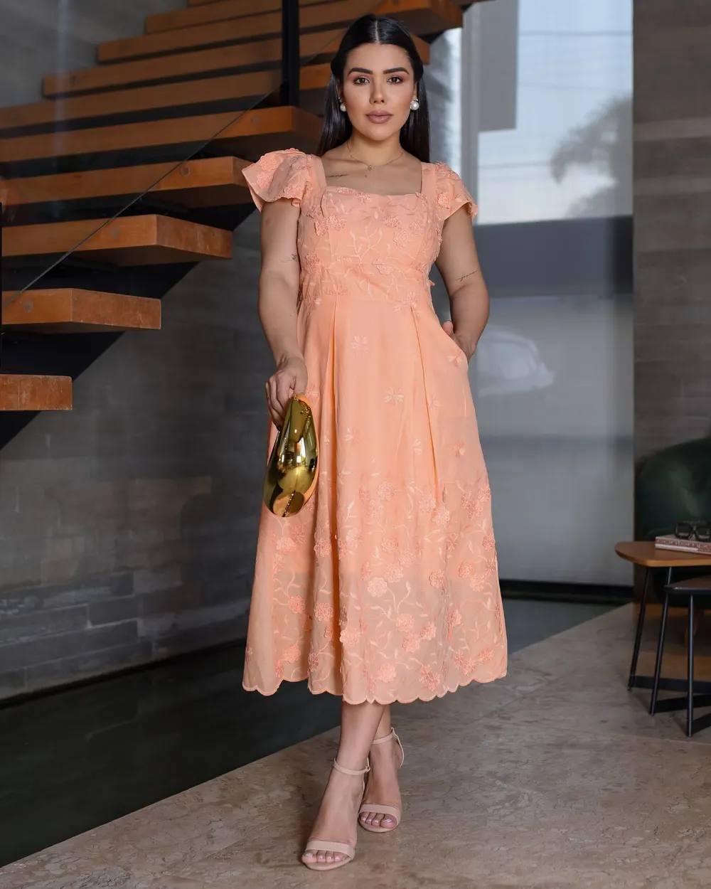 Vestido de alça com babado e saia de Pegras Salmão