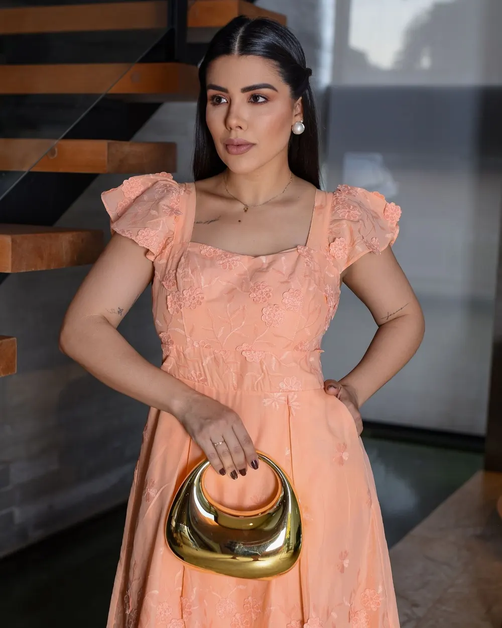 Vestido de alça com babado e saia de Pegras Salmão
