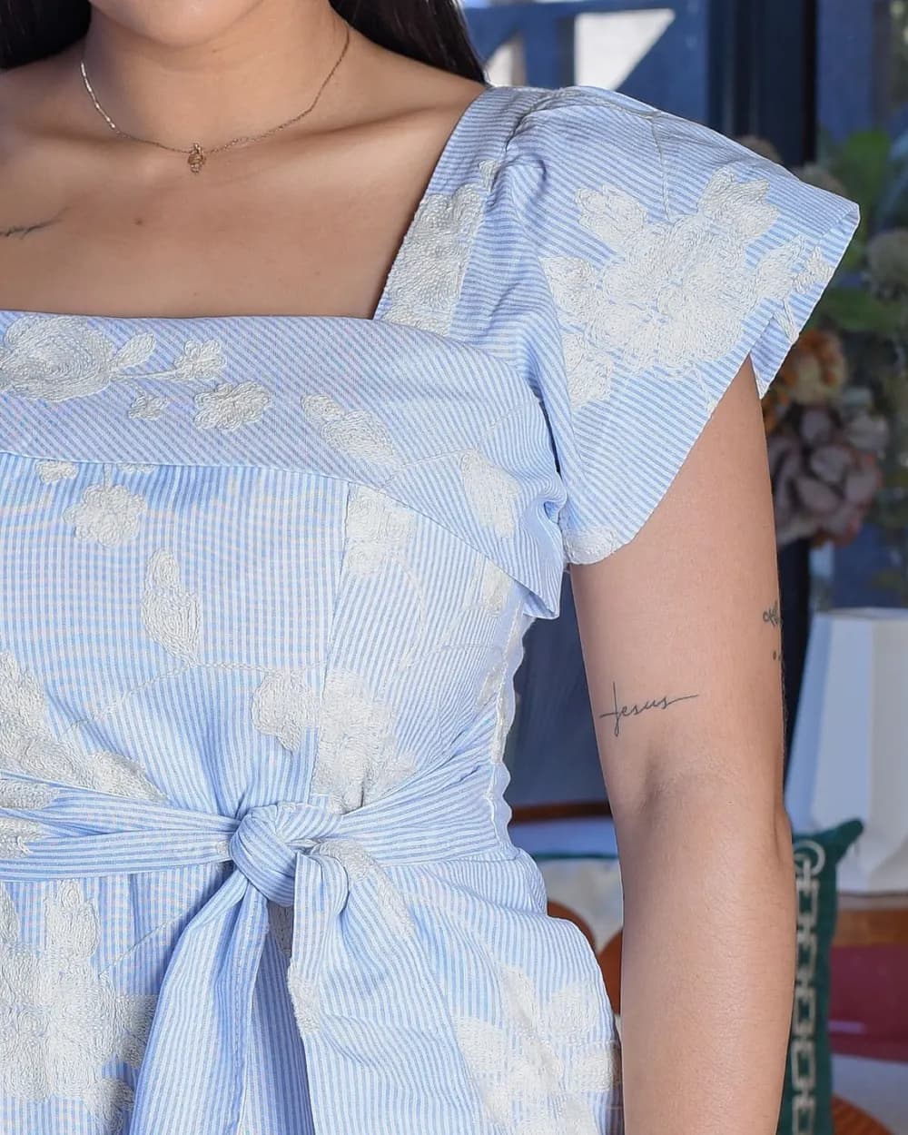 Vestido em listra Azul detalhe em amarração Longo