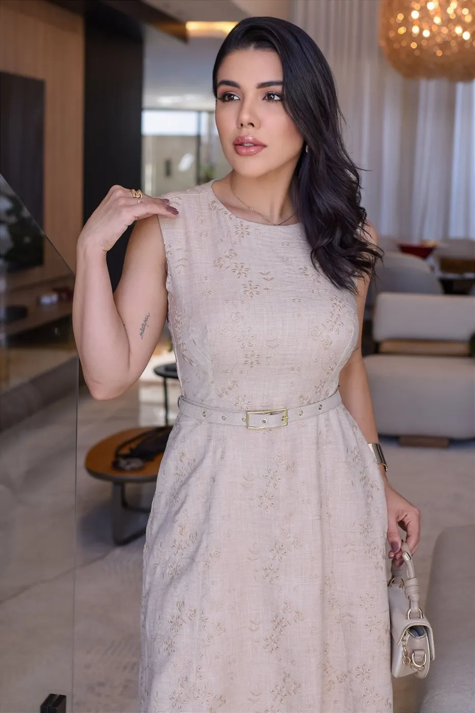 Vestido Midi bordado com cinto e bolso Bege