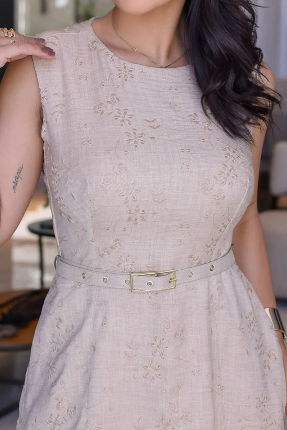 Vestido Midi bordado com cinto e bolso Bege