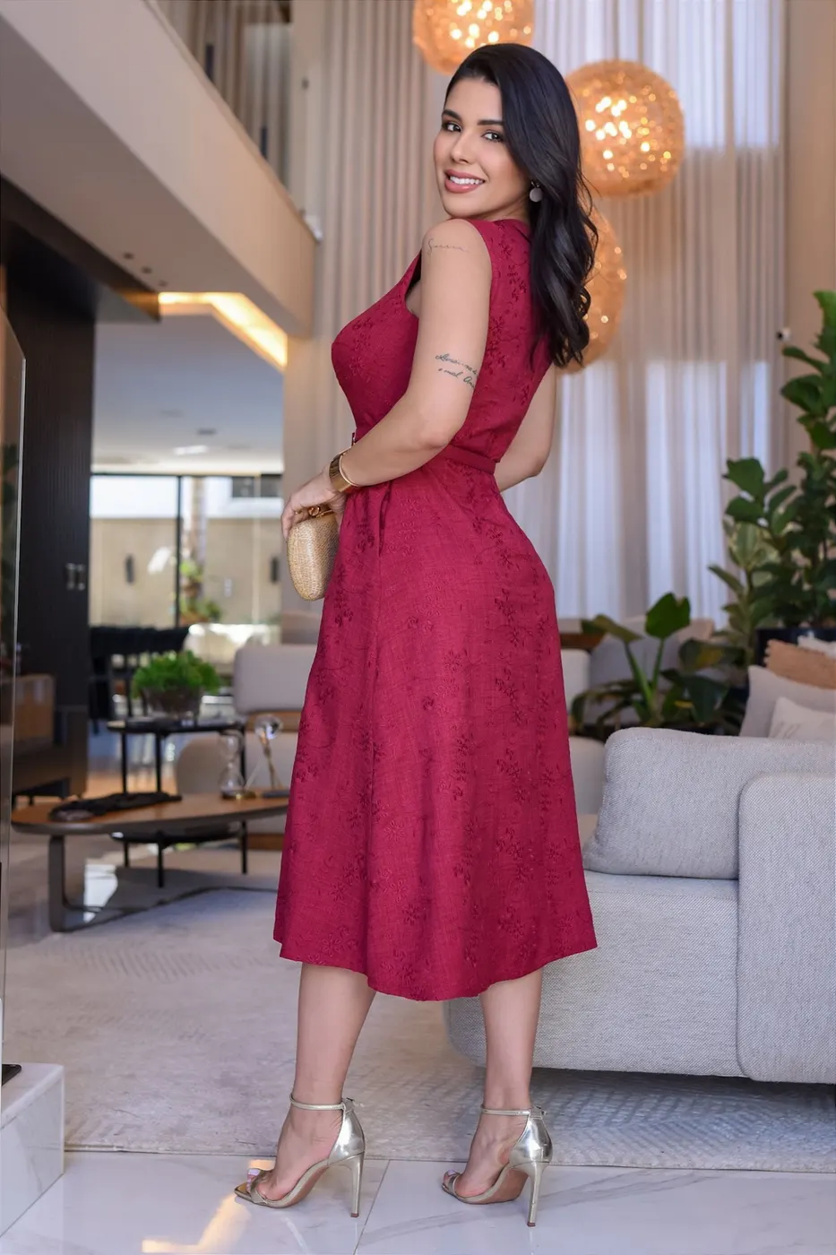 Vestido Midi bordado com cinto e bolso Marsala