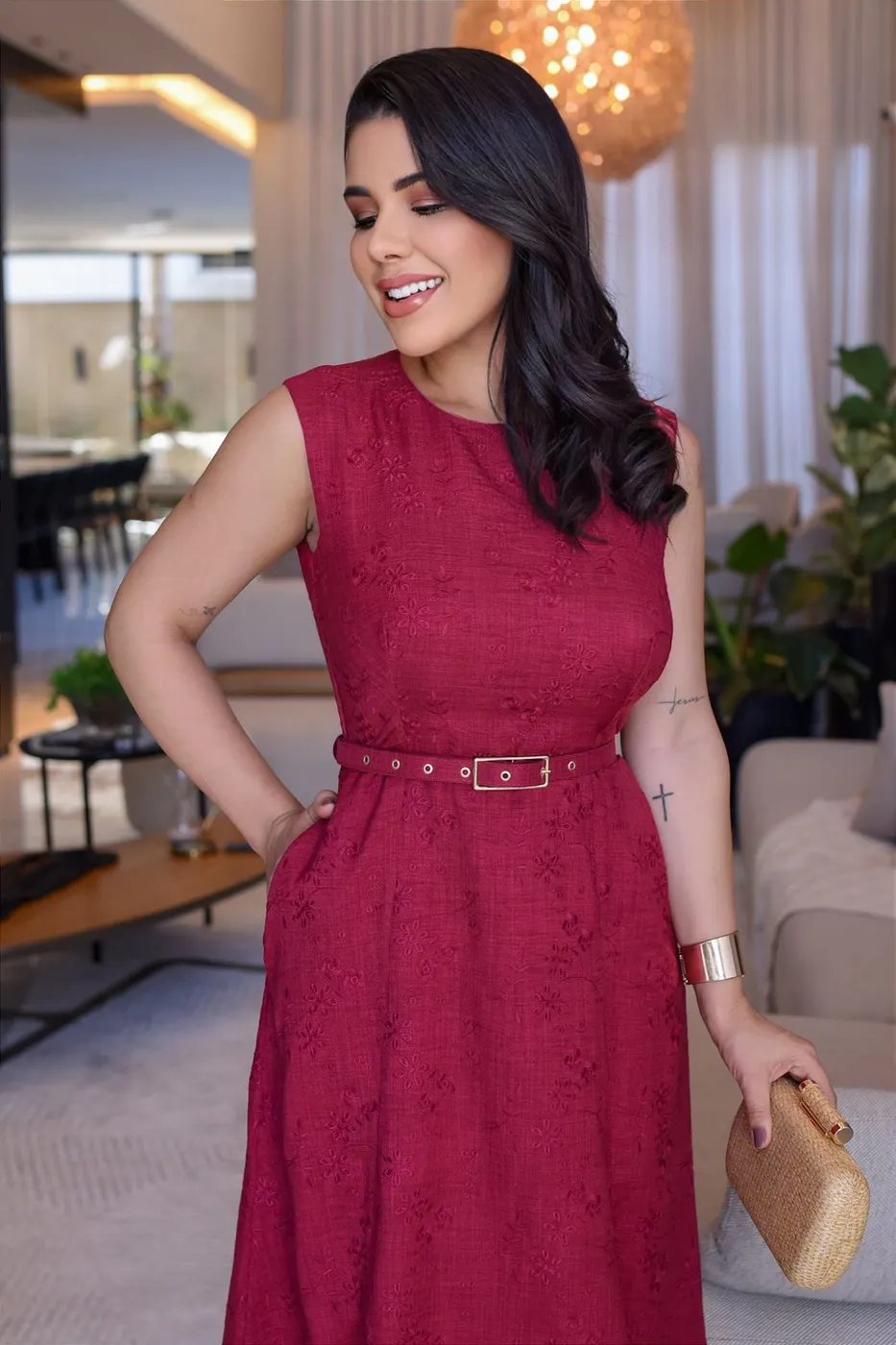 Vestido Midi bordado com cinto e bolso Marsala