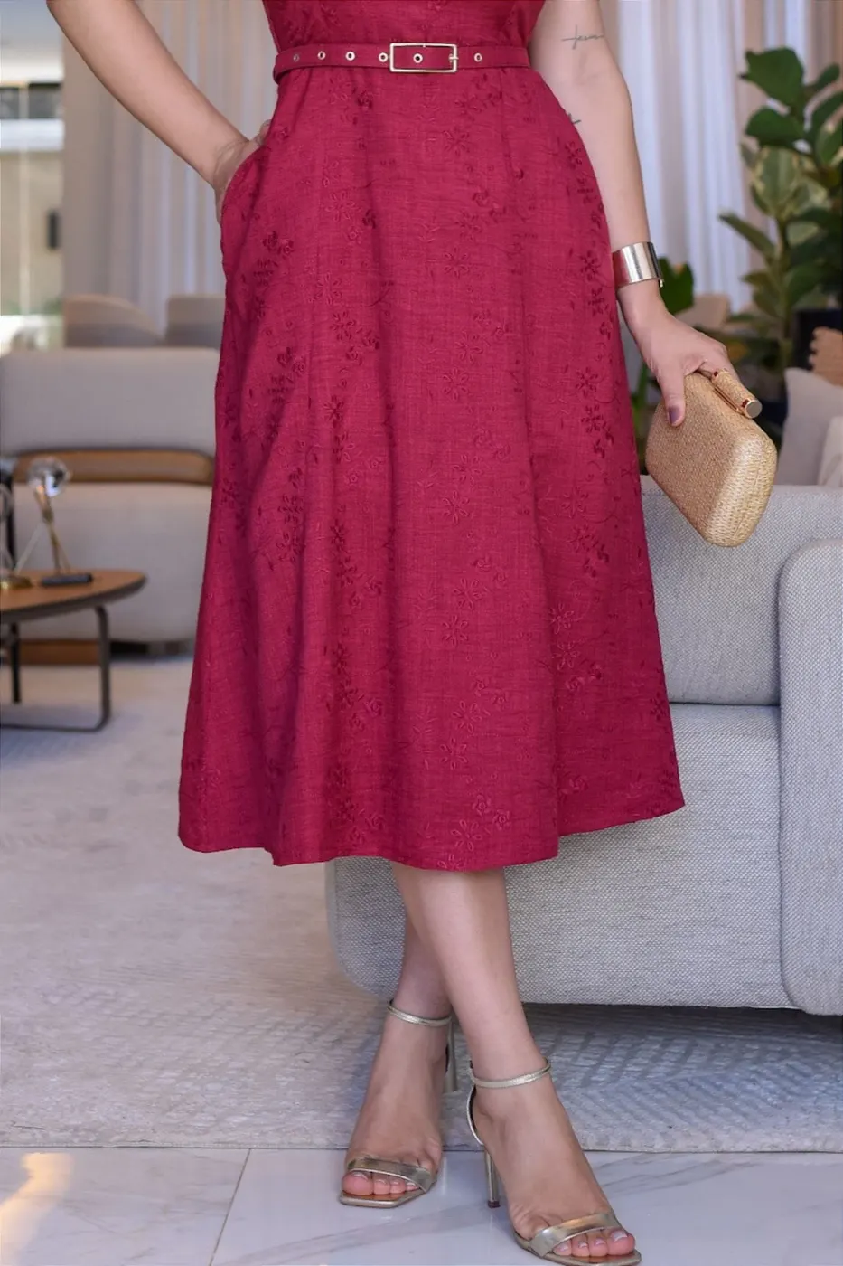 Vestido Midi bordado com cinto e bolso Marsala