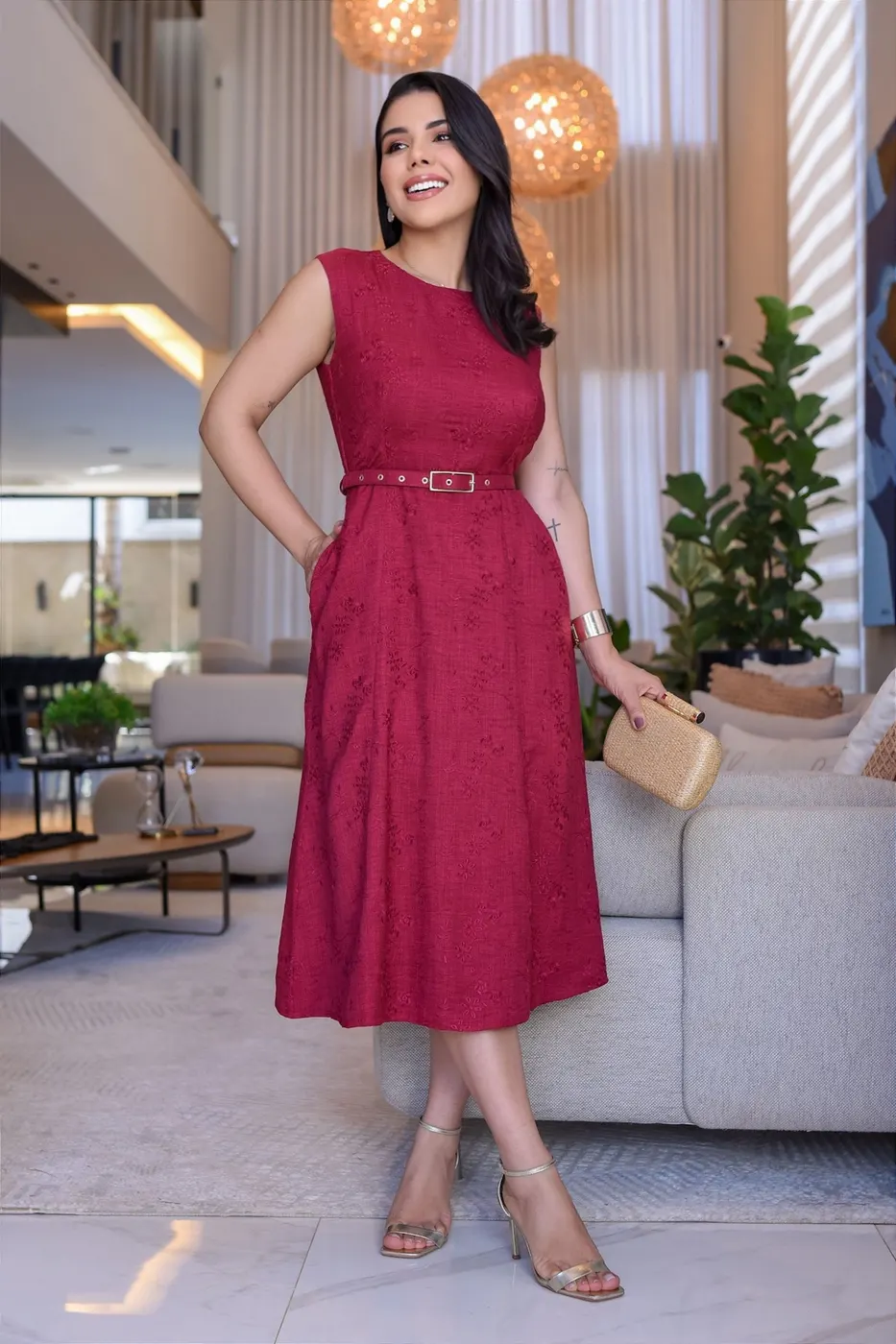 Vestido Midi bordado com cinto e bolso Marsala