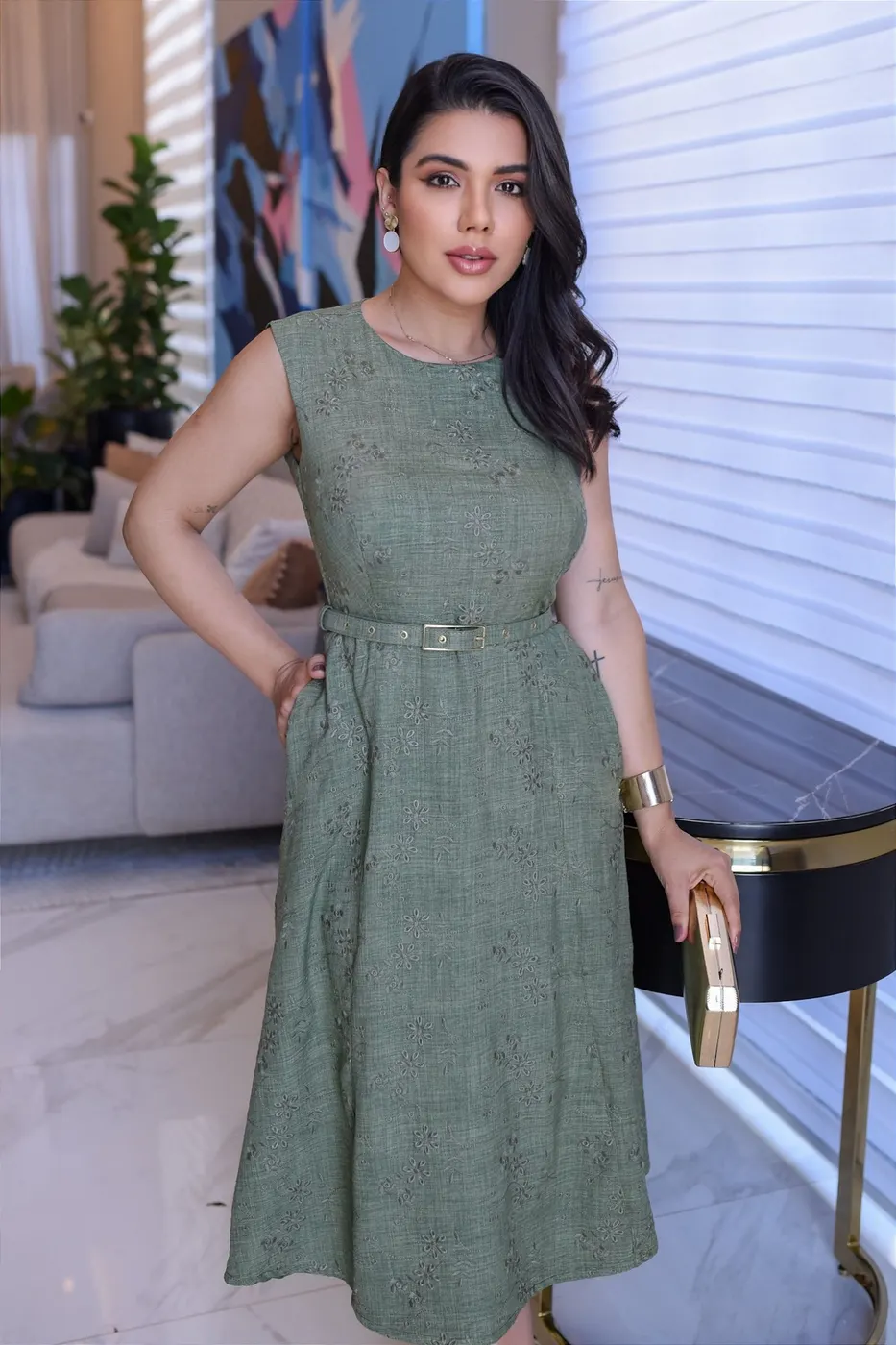 Vestido Midi bordado com cinto e bolso Verde