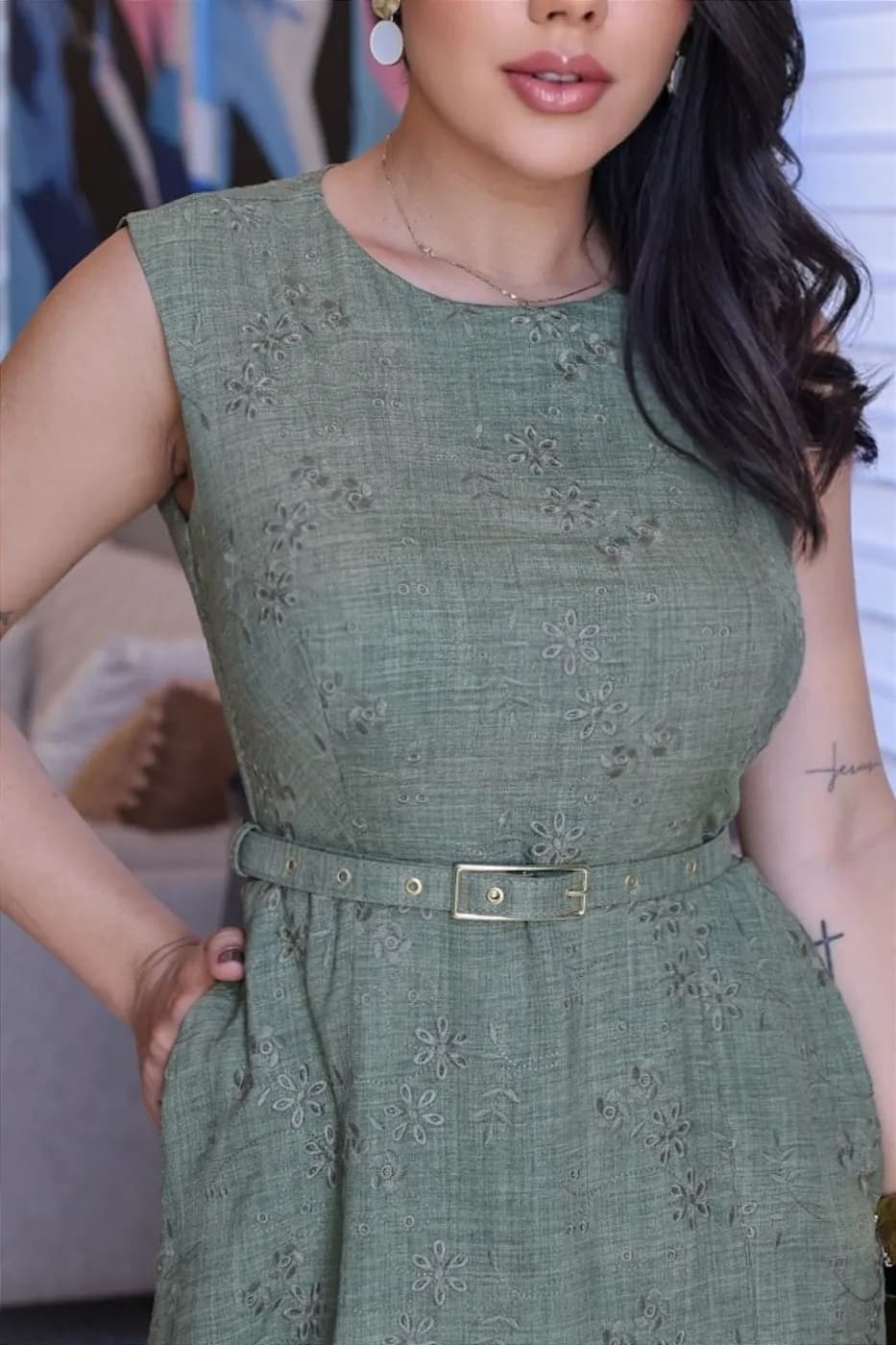 Vestido Midi bordado com cinto e bolso Verde