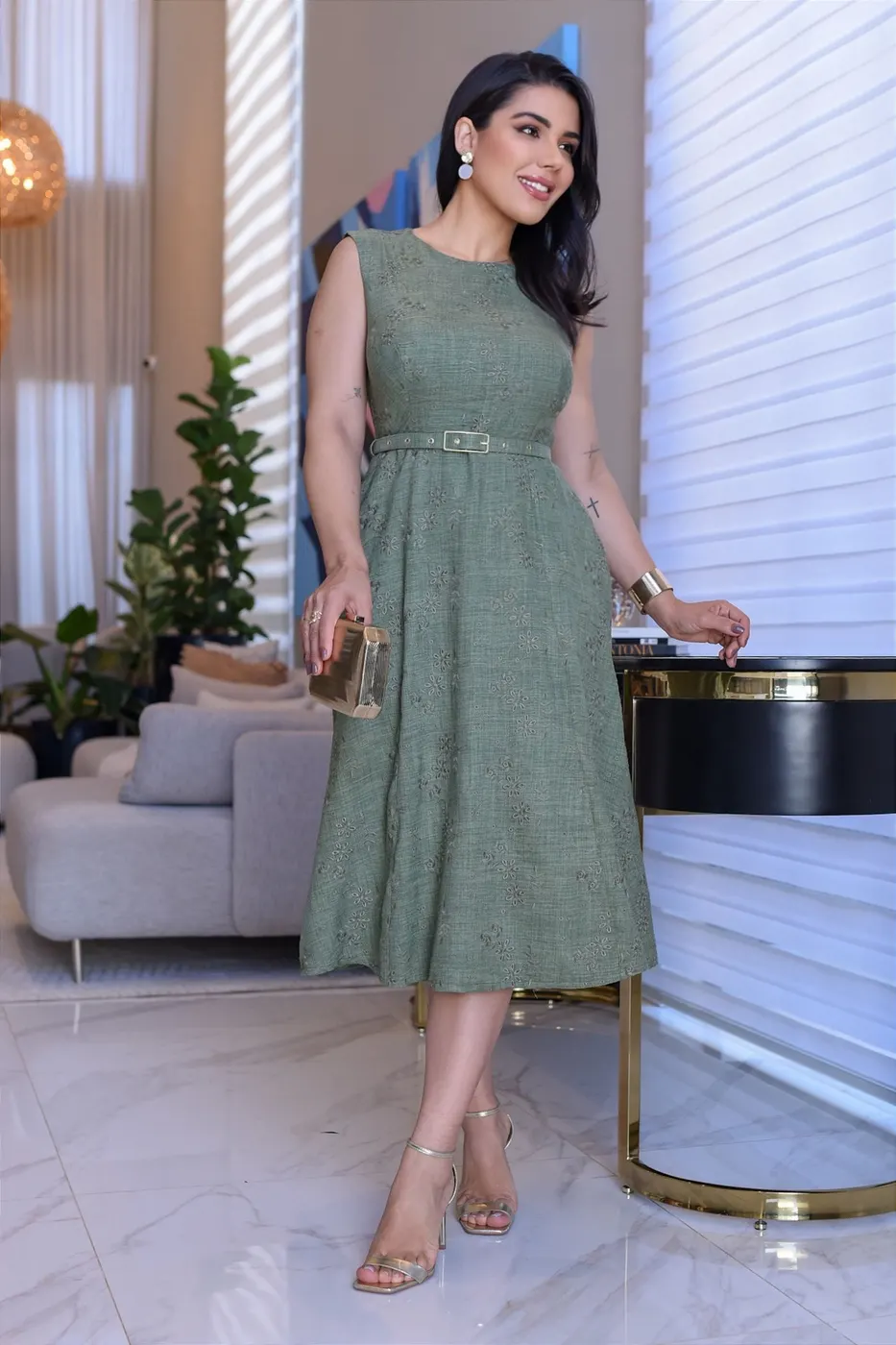 Vestido Midi bordado com cinto e bolso Verde