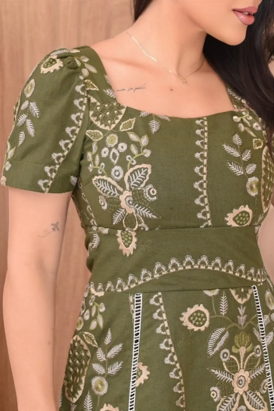 Vestido Midi bordado Floral Verde Folha
