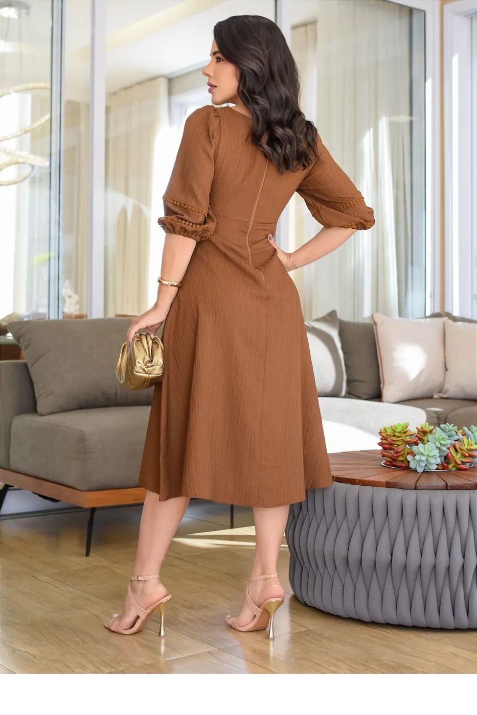 Vestido midi manga 3/4 e guipir Marrom