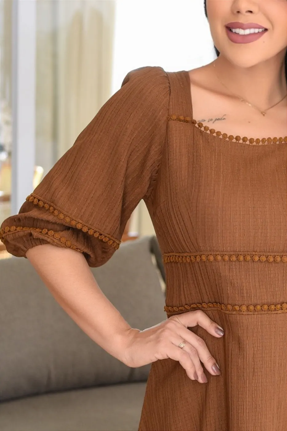Vestido midi manga 3/4 e guipir Marrom