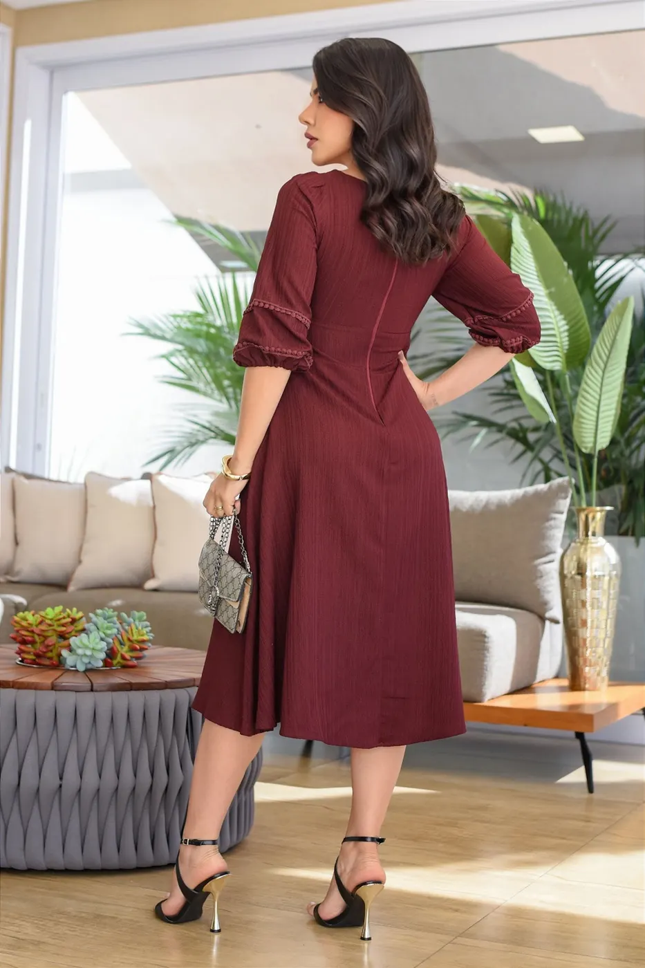 Vestido midi manga 3/4 e guipir Vinho
