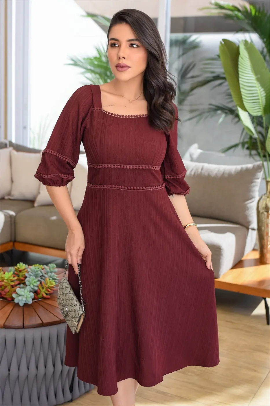 Vestido midi manga 3/4 e guipir Vinho
