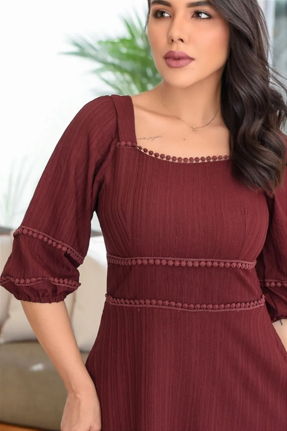 Vestido midi manga 3/4 e guipir Vinho