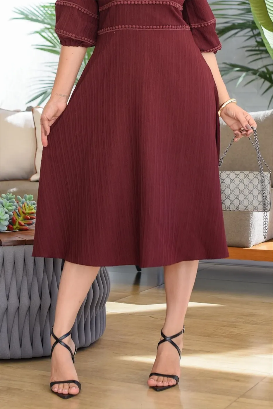 Vestido midi manga 3/4 e guipir Vinho