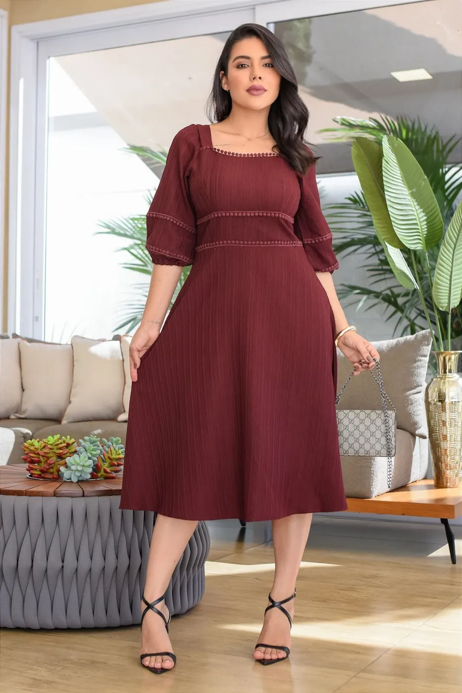Vestido midi manga 3/4 e guipir Vinho