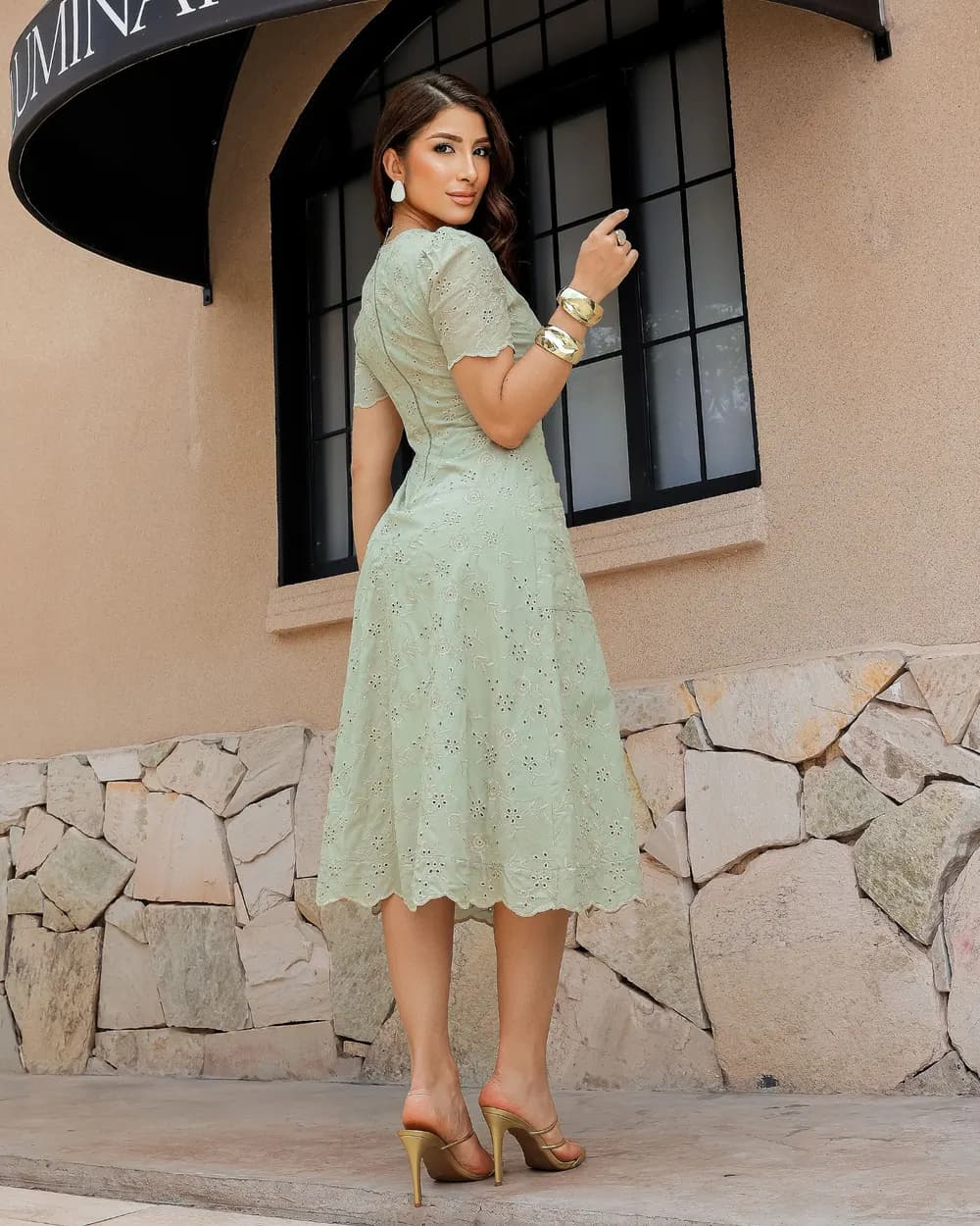 Vestido na laise Bicolor Verde Sálvia decote gota Midi